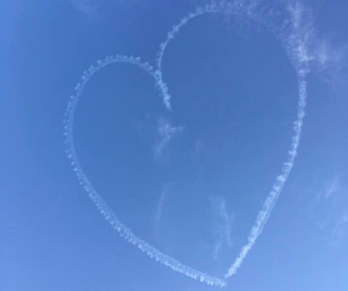 coeur dessiné dans un ciel bleu